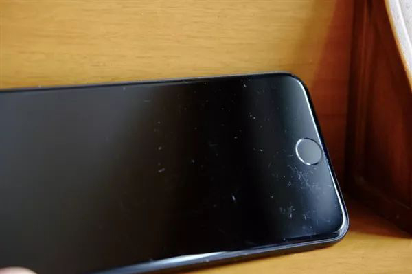 iPhone  X  到底要不要贴膜