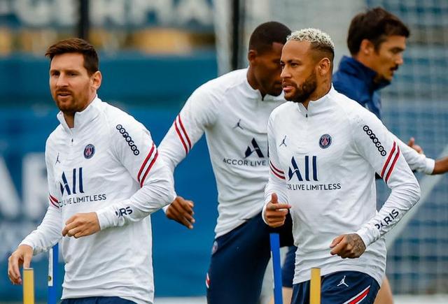 世界第一中锋未来成谜!拜仁轰走莱万!曼城再迎强援?