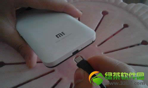 小米手机后盖怎么打开？小米手机通用打开后盖方法汇总2