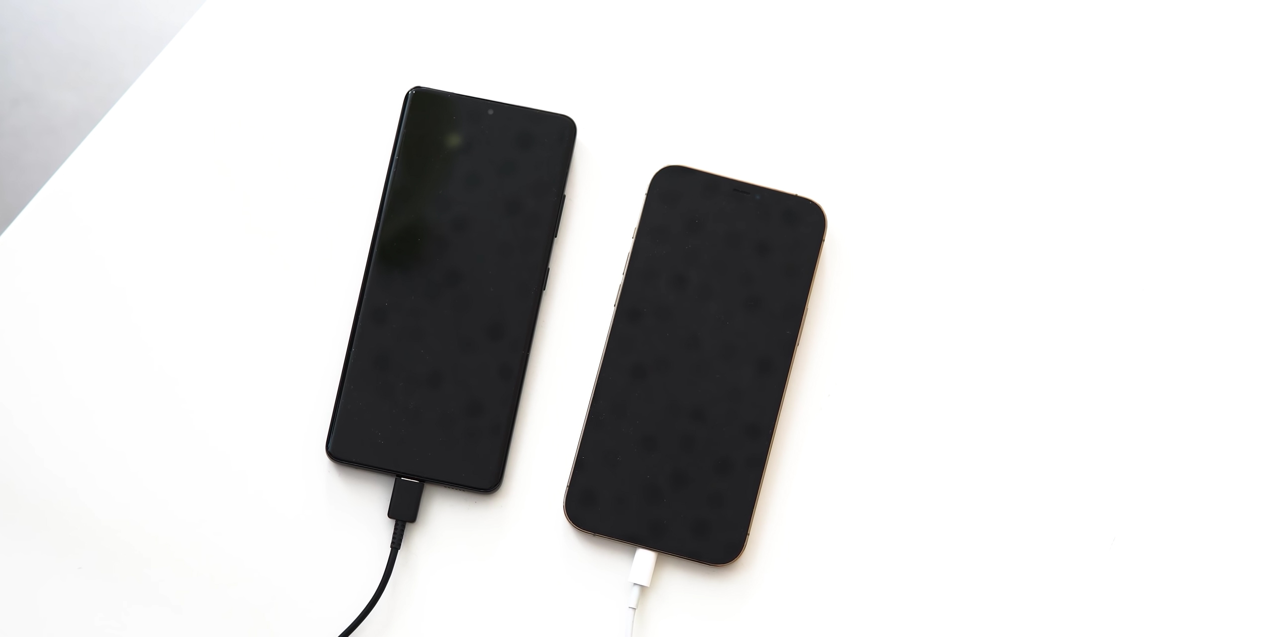 三星S21 Ultra对比iPhone 12 PM:谁更香?