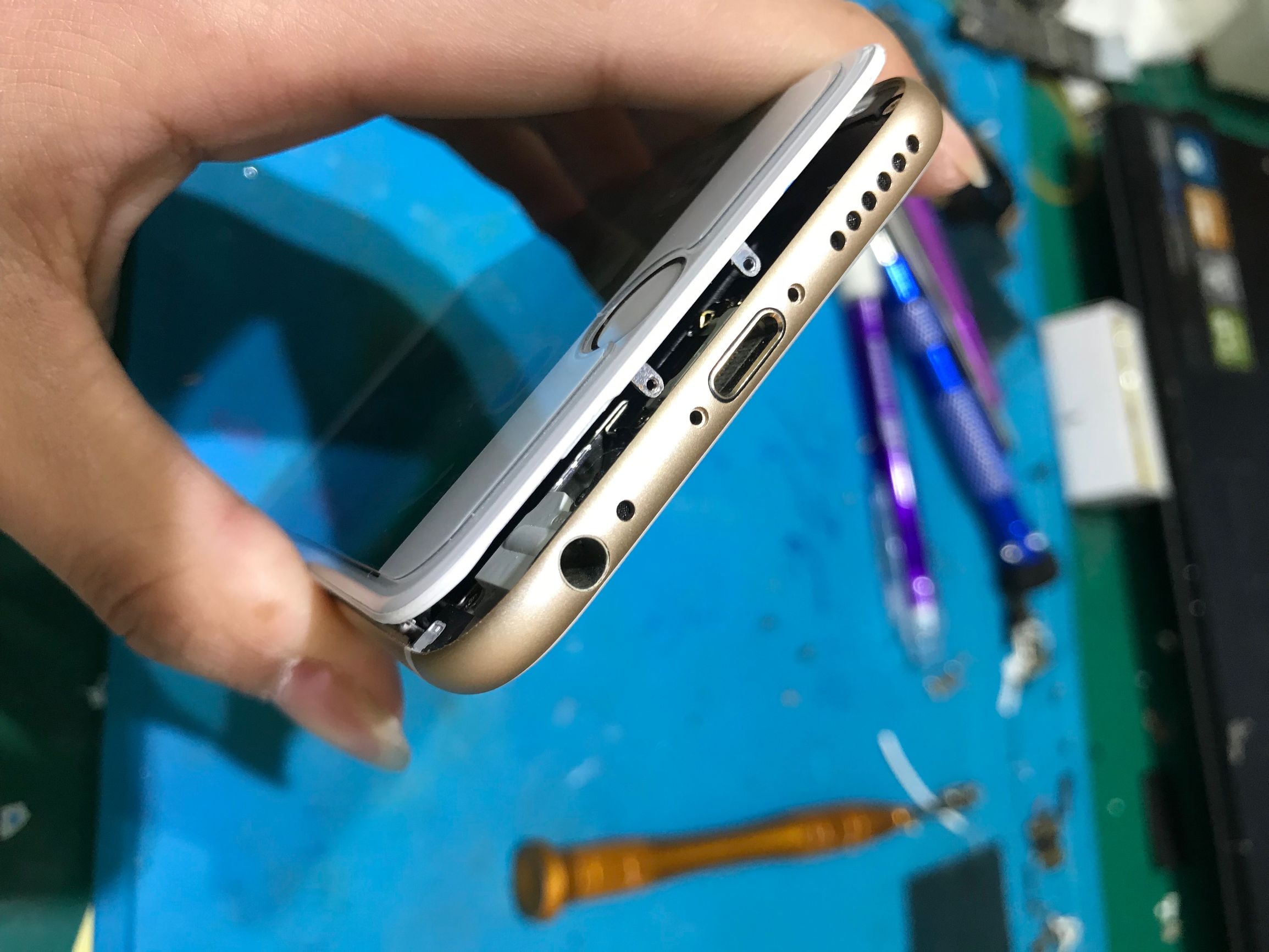 苹果手机用久了听筒声音变的很小 手把手教你清理