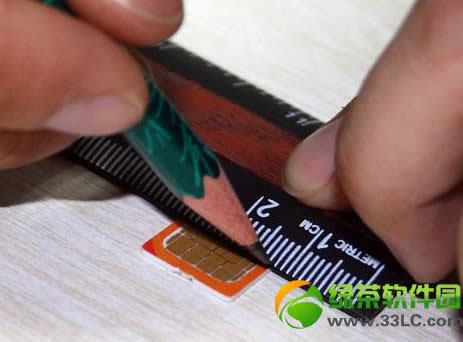 micro  sim剪卡教程：不用剪卡器将sim卡剪成Micro_SIM卡3