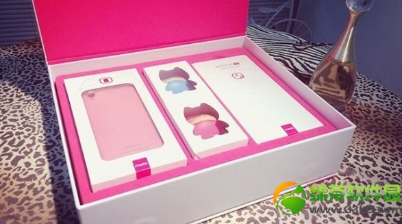 美图手机1S开箱图赏 美图秀秀手机1s真机开箱2