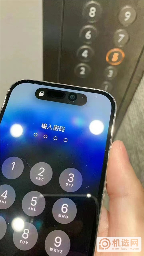 iPhone 14首发日：灵动岛被曝色差，Pro系列黄牛加价上千