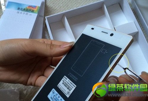 金立s5.5怎样装sim卡？金立elife s5.5装sim卡图文教程