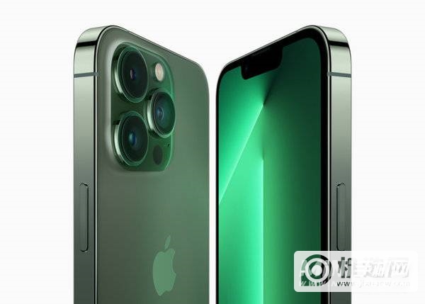 新推出的苍岭绿色 iPhone  13 Pro。