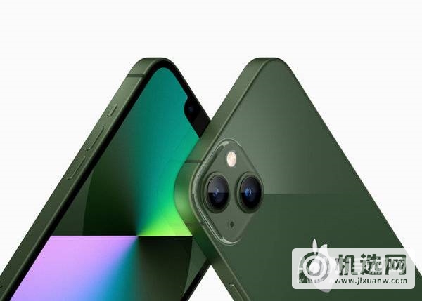 绿色的 iPhone  13 和 iPhone  13 mini。