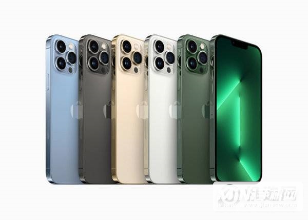 远峰蓝色、石墨色、金色、银色和全新苍岭绿色 iPhone  13 Pro。