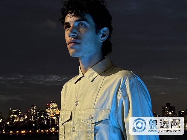 用 iPhone  13 Pro  夜间模式拍摄的人像照。