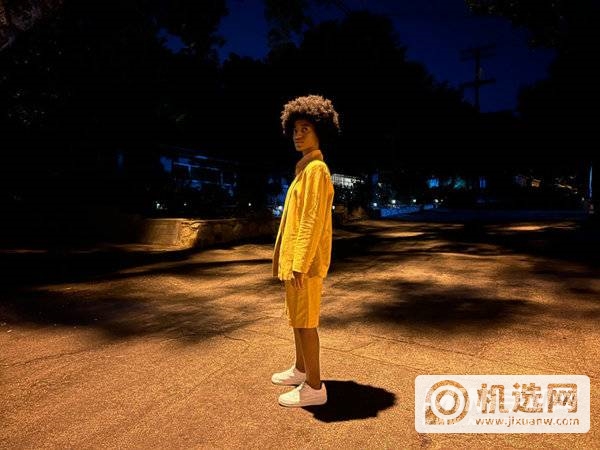 展现出 iPhone  13 Pro  激光雷达扫描仪功能的夜间模式照片。