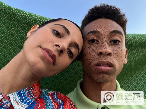 用 iPhone  13 广角镜头拍摄的双人人像照片。