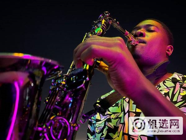 用 iPhone  13 夜间模式拍摄的音乐人。