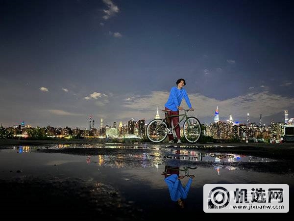 用 iPhone  13 夜间模式拍摄的骑行者。