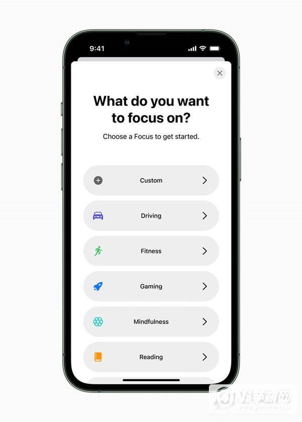 在 iPhone  13 Pro  上展示 iOS  15 中新的专注模式功能。