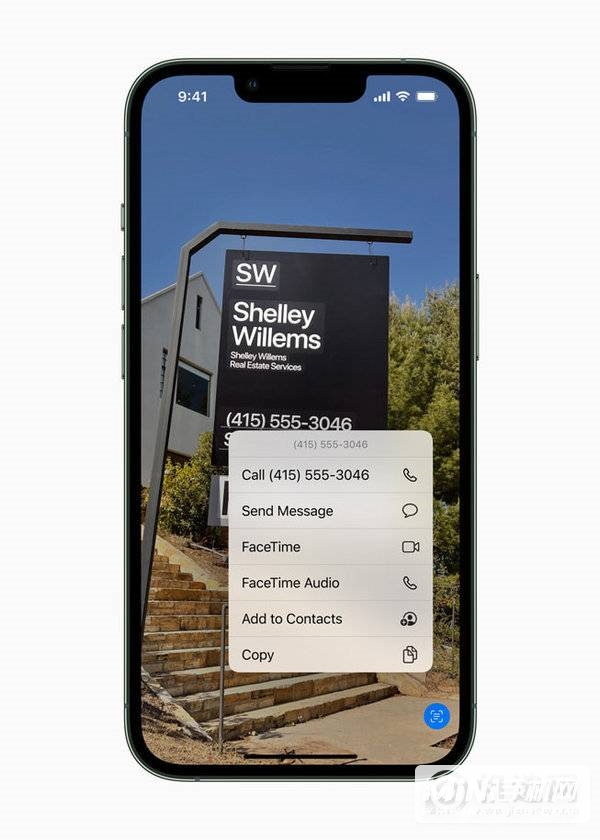 在 iPhone  13 Pro  上展示 iOS  15 中的实况文本功能。