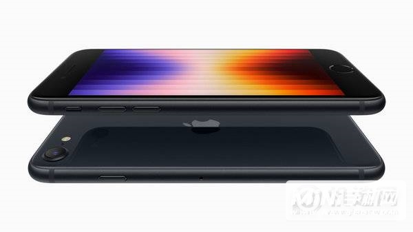 全新午夜色 iPhone  SE  的正面和背面，展现出玻璃与航空级铝金属搭配而成的外观设计。