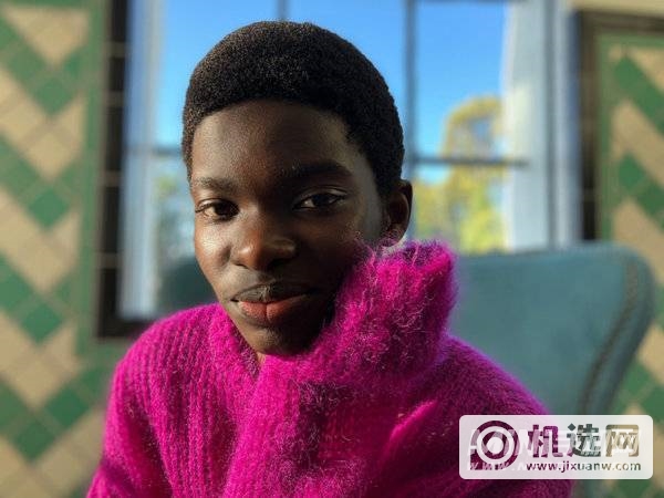 使用 iPhone  SE  的智能 HDR  4 功能拍摄出的生动的人像照片。