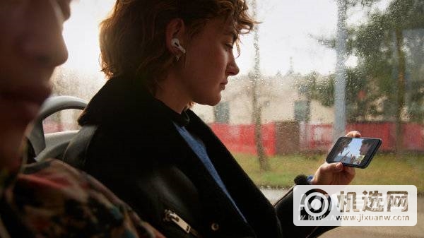 公交车上，戴着 Airpods  的女孩正使用 5G  网络在 iPhone  SE  上通过同播共享功能观看视频。