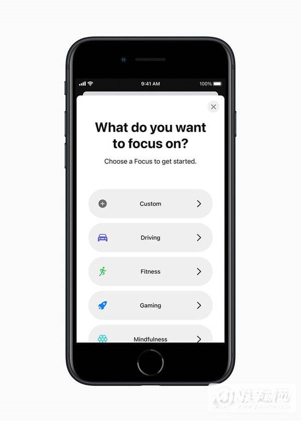在午夜色的全新 iPhone  SE  上使用 iOS  15 的专注模式。