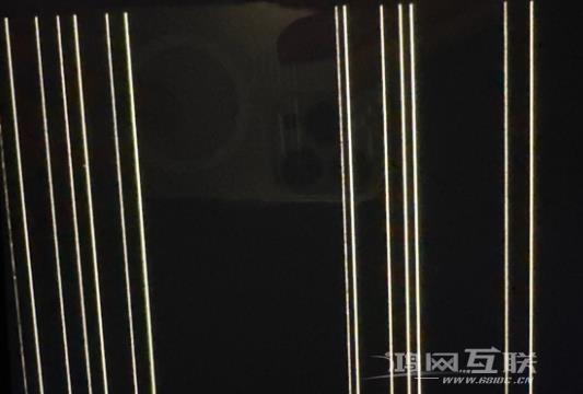 苹果 iPhone 14 Pro 机型屏幕亮起时有细线闪烁怎么办？