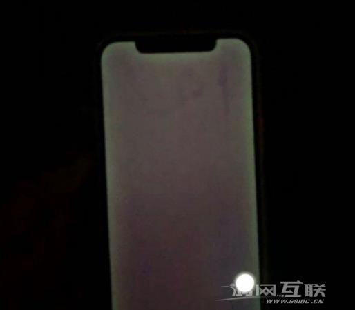 iPhone 12 显示黑色画面时发绿光怎么办？