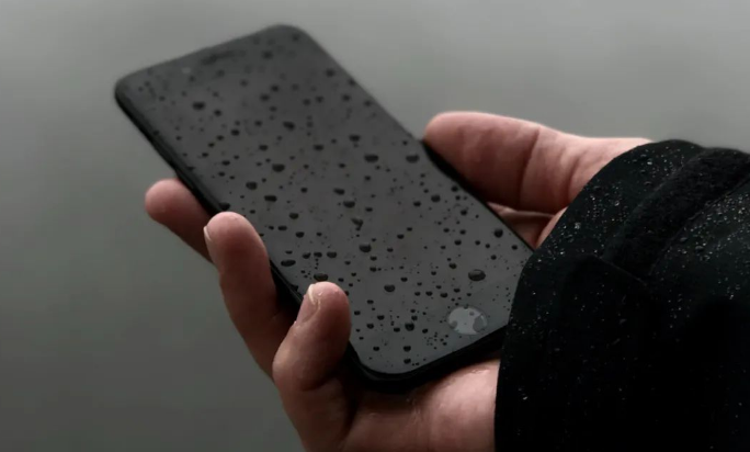 苹果手机黑屏打不开怎么办？一定要送去检修了？