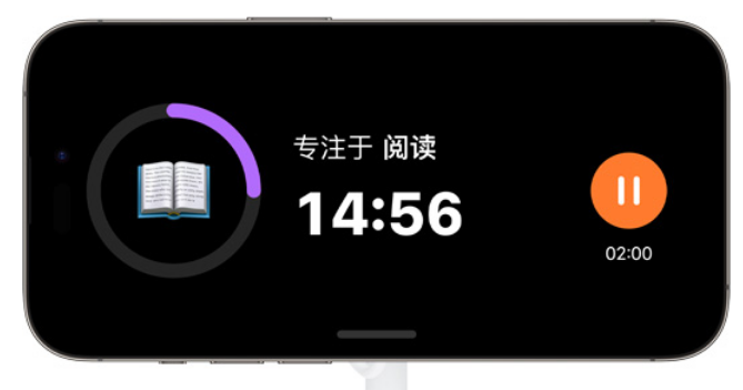 升级 iOS  17 后，如何触发和使用待机显示功能？
