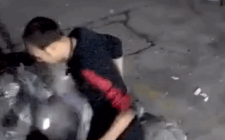 男子戴蓝牙耳机干活 耳机突然喷火烫伤手！客服：再补发一个