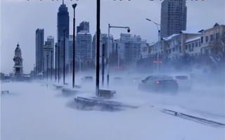 烟台的大雪有《流浪地球》即视感：地上冒白烟 行人艰难前行