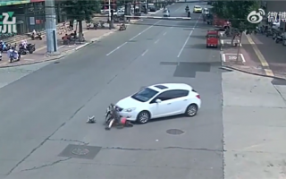 女司机撞人后打开车门用脚刹 神操作让人看笑：回应更绝 难将车停下