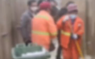 男子吐槽上厕所被保洁阿姨敲门催促：男士在外面小便池小便，阿姨在厕所里站着