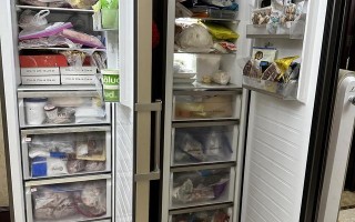 新冠感染潮来袭时有人囤500个罐头，1000支抗原