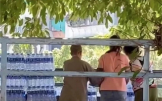 大爷大妈河边“放生矿泉水” 怼劝阻者影响自己诚心：网友热议魔怔了