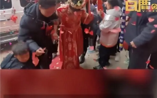 新娘刚下婚车遭痱子粉迎面砸脸引网友热议：婚闹是素质缺乏没教养？
