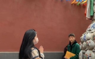 女生去寺庙祈福遇有缘人，网友化身月老高呼“在一起”