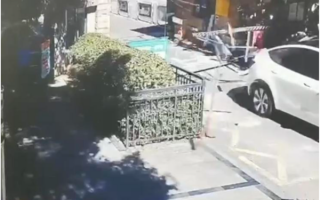 特斯拉Model Y突然失控加速撞墙 官方称跟进：车主未踩错踏板和开辅助驾驶