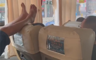 男子车上脱鞋光脚搭前座女子头上 结果挨揍：网友神评