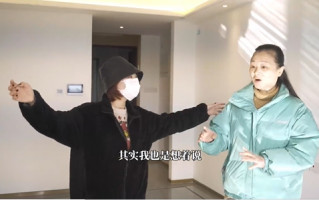 女生大学四年攒钱给妈妈买房 妈妈欣喜不已画面暖心