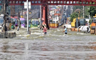 暴雨袭击印度硅谷 CEO乘坐拖拉机上班
