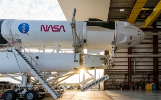 未上天先出车祸！SpaceX火箭在地球上撞上一座桥