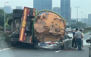 成都一大货车失控侧翻：宝马5系被压扁