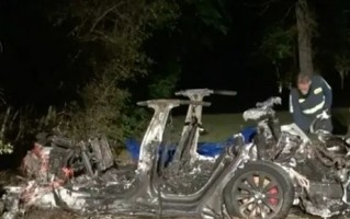 特斯拉Model S撞树后起火两人死亡 驾驶座无人！官方公布真相