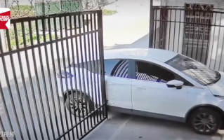 女子开车进院被铁门剐蹭 一顿操作猛如虎 车损300变3000