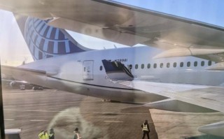 美国两架客机在机场相撞，一辆载满乘客 机翼被折断，碰撞声明显