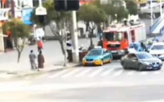 出租车挡道、出警消防车直接开过致剐蹭：事故认定出租车全责