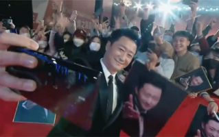 吴京红毯上和自己的伸手照合影 这次用的是国产手机了