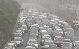 伸手不见五指 印度新德里进入冬季雾霾天：有公司已推“防霾头盔”