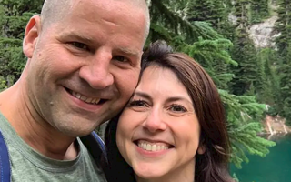 结婚不满两年：身家2000亿贝佐斯前妻又离婚了