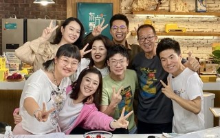 董宇辉模仿网络带货主播 高喊家人们上车：表演完爆单超一万