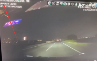 极氪001高速开到180 紧急变道后失控撞车！
